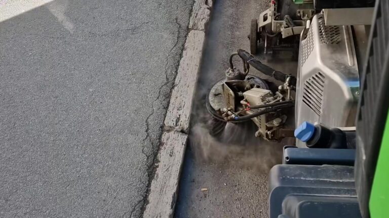 V KOŠICIACH SA ZAČALO S ČISTENÍM CIEST A CHODNÍKOV 🧹

Mesto Košice začalo so zberom posypového materiálu o tri týždne skôr v por…