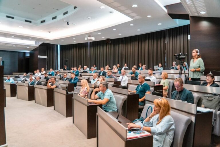 📌 UŽ TENTO ŠTVRTOK SA USKUTOČNÍ NOVEMBROVÉ ZASADNUTIE MESTSKÉHO ZASTUPITEĽSTVA 

MZ bude rokovať v netradičnom termíne, vo štvrt…