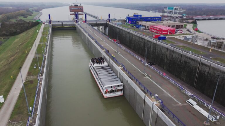 NOVÉ VRÁTA V GABČÍKOVE

Doprava na Dunaji bude oddnes rýchlejšia a bezpečnejšia. V Gabčíkove sme otvorili zmodernizovanú ľavú pl…