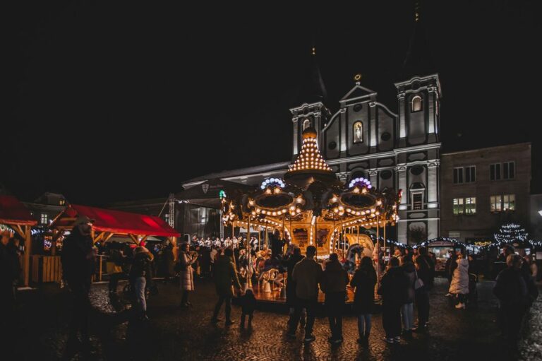 🎤 O 19.00 HOD. NA NÁMESTÍ VYSTÚPI PAVOL HAMMEL S KAPELOU