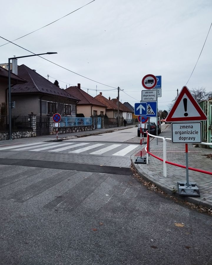 UPOZORŇUJEME NA ZMENU ORGANIZÁCIE DOPRAVY NA OBLÚKOVEJ A JADERNEJ ULICI ⛔ ⬆️

❗Od štvrtku 29. novembra 2023 je v spomínanej loka…