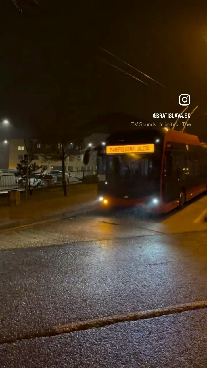 ❄️🚎 Ho-ho-homologizujeme už aj nové 12-metrové hybridné trolejbusy! Vo vetre, v daždi a aj v snehu.