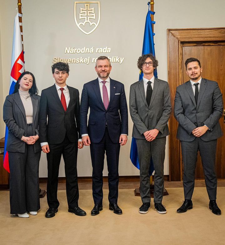 Peter Pellegrini Dnes som sa stretol s ďalšími aktívnymi študentmi, tentokrát z MPS – Modelový Parlament Slovenska . Je to proje…