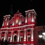 SIROTÁR SA DNES ROZSVIETI NA ČERVENO 🔴