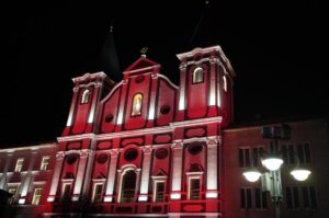 SIROTÁR SA DNES ROZSVIETI NA ČERVENO 🔴